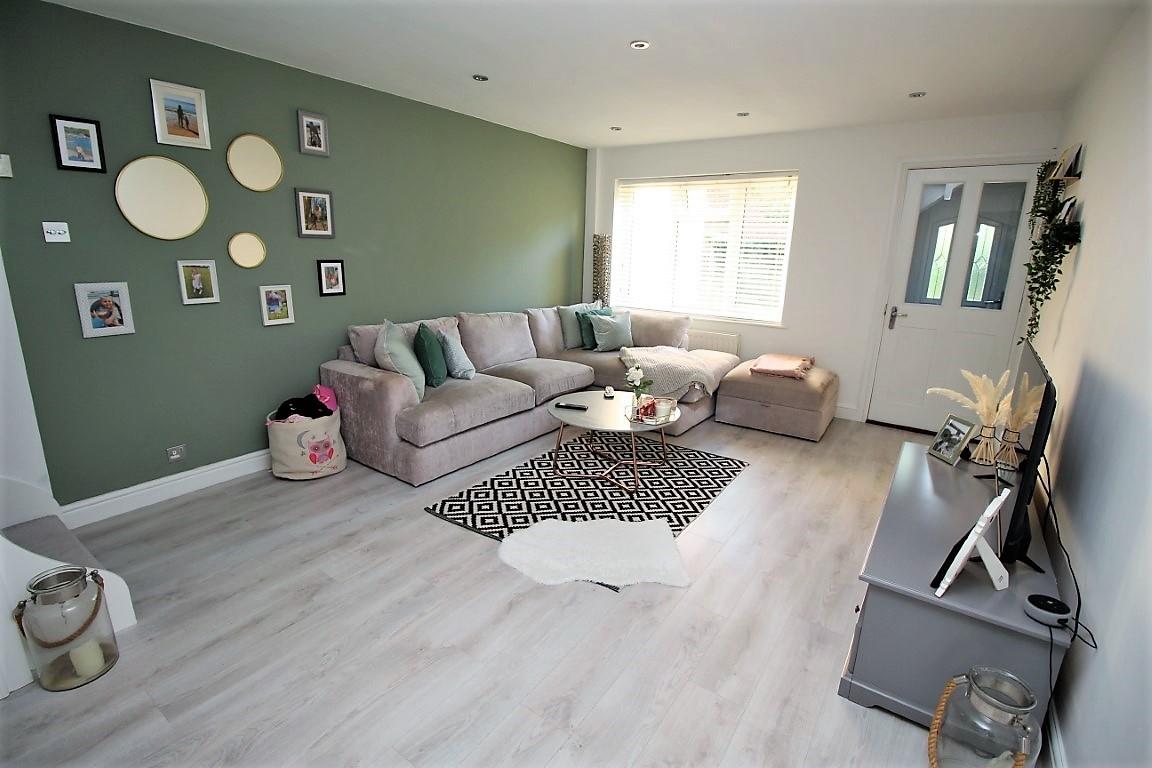 2 bed property in Warbreck Drive, Reading
